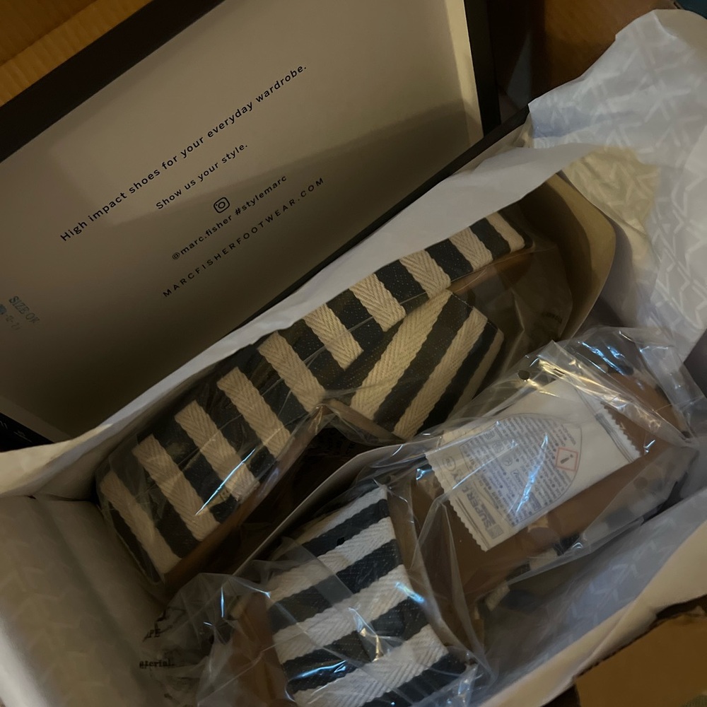 Black and White Striped Platform Sandals - Picture 4 of 4